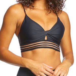 Black sports bra peekaboo detail